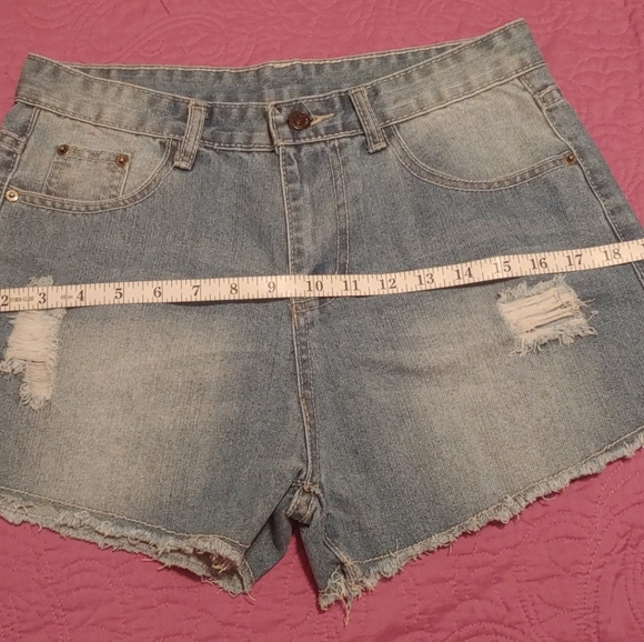 Women's short shorts - Picture 7 of 8